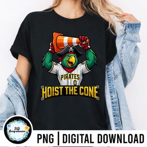 Puede incluir: Camiseta negra con un loro de dibujos animados con sombrero de pirata y camiseta de b&eacute;isbol con las palabras "Pirates" y "Hoist the Cone". El loro sostiene un cono de tr&aacute;fico naranja y blanco. Debajo est&aacute; el texto "PNG | DIGITAL DOWNLOAD".