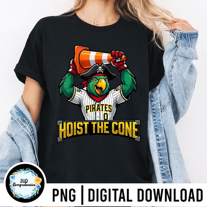 Puede incluir: Camiseta negra con un loro de dibujos animados con sombrero de pirata y camiseta de b&eacute;isbol con las palabras "Pirates" y "Hoist the Cone". El loro sostiene un cono de tr&aacute;fico naranja y blanco. Debajo est&aacute; el texto "PNG | DIGITAL DOWNLOAD".