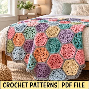 Può includere: Una coperta lavorata all'uncinetto a mano con un motivo ripetuto di esagoni colorati nelle tonalità rosa, arancione, giallo, viola e turchese, uniti da un bordo in filato grigio chiaro. Il testo CROCHET PATTERNS PDF FILE è visibile.