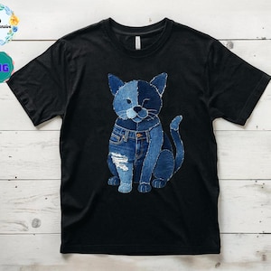 Könnte beinhalten: Schwarzes T-Shirt mit einem Katzenmotiv aus Jeansstoff. Die Katze ist in Blautönen dargestellt, mit einem Patchwork-Effekt. Die Katze sitzt, mit einem eingerollten Schwanz. Die Jeans hat Distressed-Details.