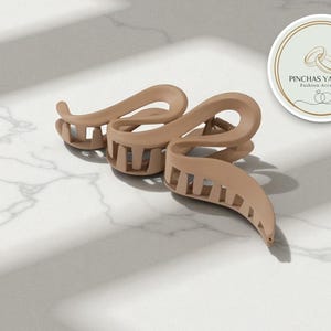 Women’s Hair Claw Clip | Wavy Bun Holder | Strong Non-Slip Grip | Stylish Updo Accessory | Daily Styling Tool | Chic Everyday Look