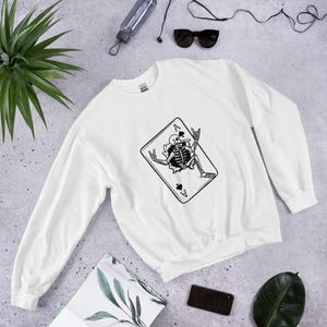 Sudadera unisex esqueleto negro en juego de cartas, esqueleto humano, juego de cartas letra A.