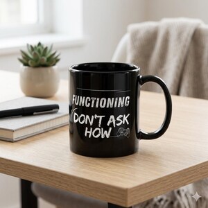 Taza "Funciona, no preguntes cómo", Taza "Agotamiento", Taza "Ansiedad", Taza "Introvertido", Taza "Frase divertida con la que te identificarás", Camiseta "Estrés para gamers".
