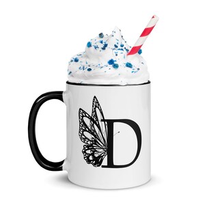Taza con Letra D en Color Interior, D decorativa, mariposa D.