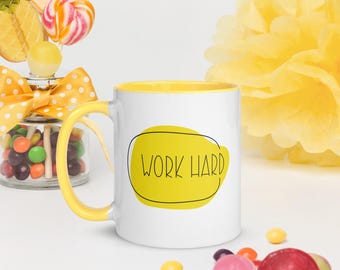 Motiverende Work Hard-mok, inspirerend kantoordrinkgerei, gele en zwarte keramische beker.