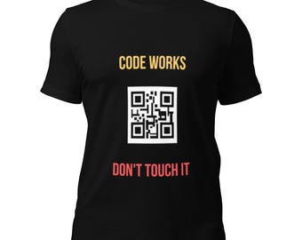 Könnte beinhalten: Schwarzes T-Shirt mit dem Text "CODE WORKS" in Gelb, einem weißen QR-Code und dem Text "DON'T TOUCH IT" in Rot.
