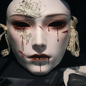 Masque intégral en porcelaine au carbone sculpté à la main, couverture gothique en lys d'araignée rouge et larmes, Halloween/fête antique/Cosplay gothique/Le fantôme de l'opéra