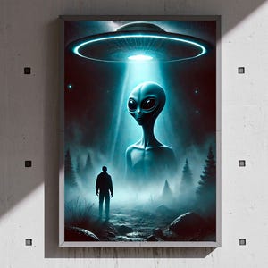 Puede incluir: Una impresión artística digital enmarcada que representa una escena de ciencia ficción. Un gran extraterrestre de color verde azulado con grandes ojos negros es iluminado por un OVNI brillante. Una figura silueteada está en un bosque.