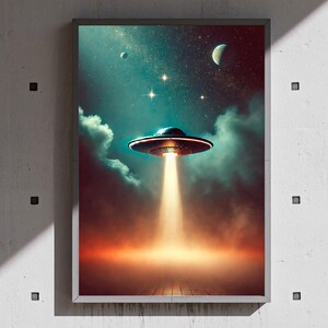 Könnte beinhalten: Gerahmter Kunstdruck, der ein UFO in einem Nachthimmel zeigt. Das Kunstwerk verwendet eine Farbpalette aus Türkis und Lila, mit einem hellen Lichtstrahl, der von dem Raumschiff ausgeht. Sterne, Wolken und Himmelskörper sind ebenfalls sichtbar.