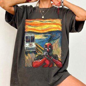Maglietta Comfort Colors con Deadpool, grafica del personaggio di Deadpool, maglietta parodia di The Scream, parco a tema WDW Epcot, regalo per fan dell'MCU, regalo divertente a tema cinematografico per lui immagine 2