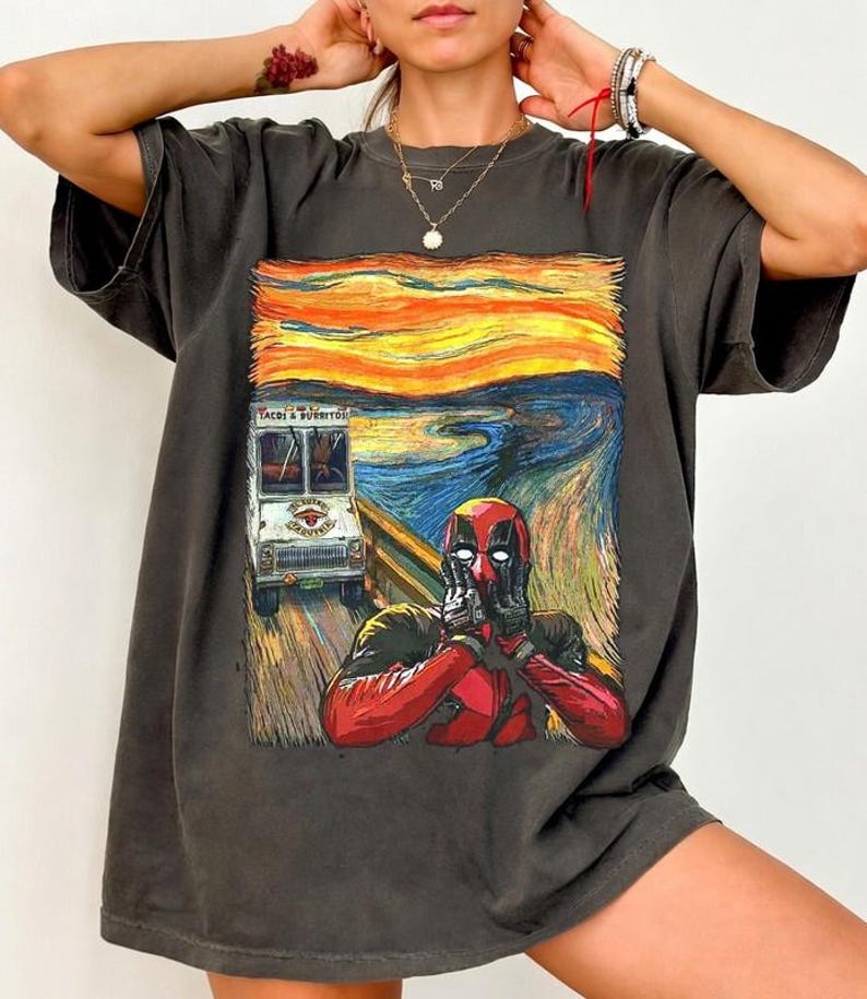 Maglietta Comfort Colors con Deadpool, grafica del personaggio di Deadpool, maglietta parodia di The Scream, parco a tema WDW Epcot, regalo per fan dell'MCU, regalo divertente a tema cinematografico per lui immagine 2