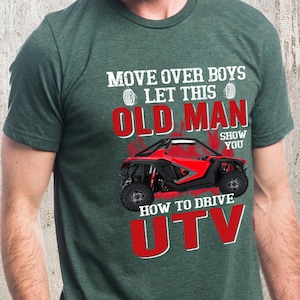 Puede incluir: Camiseta verde con un UTV rojo y negro. El texto en la camiseta dice "Move over boys let this old man show you how to drive UTV".