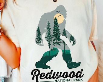 Redwood National Park Big Foot PNG: Malerisches T-Shirt Design (Digitaler Download)