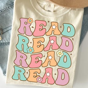 Read PNG – Retro Pastel READ Sublimation Design for Teachers, Librarians & Book Lovers – Cute Groovy Reading Shirt PNG File