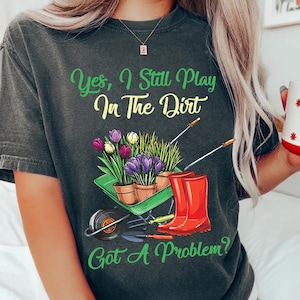 a woman wearing a t - shirt that says, yes i still play on the