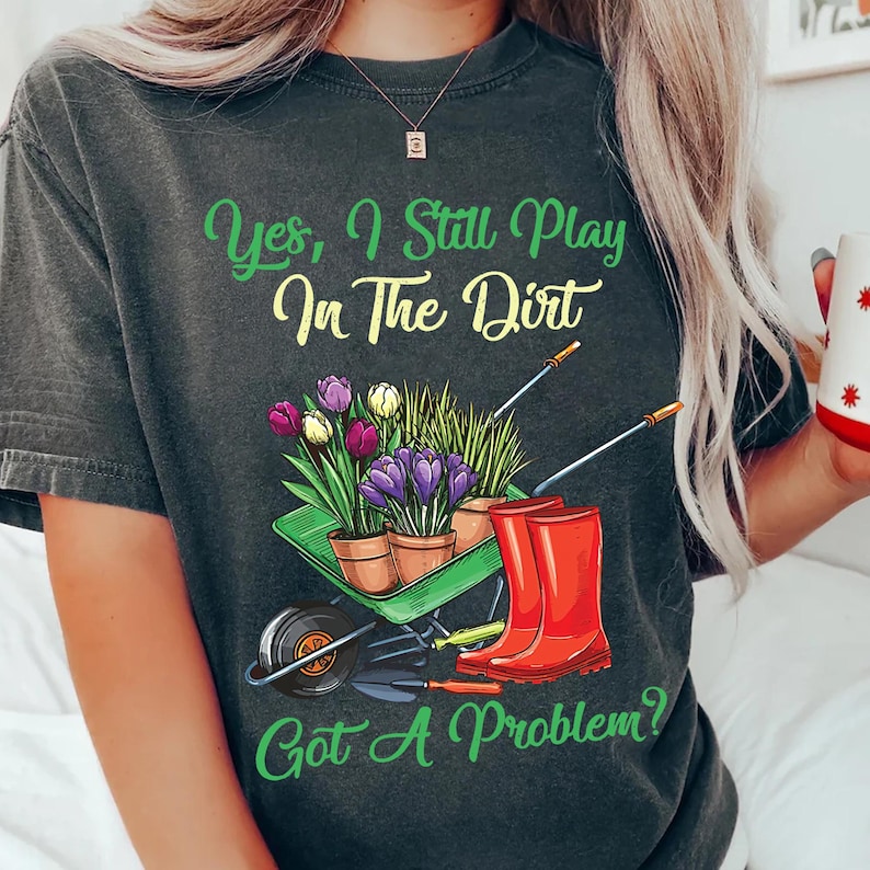 a woman wearing a t - shirt that says, yes i still play on the