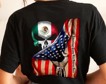 Könnte beinhalten: Schwarzes T-Shirt mit einem Grafikdruck eines Schädels mit der mexikanischen Flagge auf der einen Seite und der amerikanischen Flagge auf der anderen. Der Text "American Grown With Mexican Roots" ist auf der Seite der amerikanischen Flagge aufgedruckt.