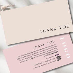 Könnte beinhalten: Zwei Dankeskarten, eine hellrosa und eine beige, mit schwarzem Text. Die obere Karte trägt "THANK YOU" in einer einfachen Schriftart. Die untere Karte hat eine längere Nachricht, ein Logo und einen QR-Code.