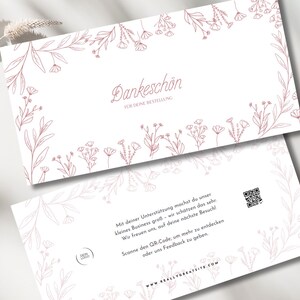 Könnte beinhalten: Eine weiße Dankeskarte mit einem rosafarbenen floralen Rand und dem Text "Dankeschön" für deine Bestellung. Auf der Rückseite der Karte befindet sich ein QR-Code und der Text "Mit deiner Unterstützung machst du unser kleines Business groß - wir schätzen das sehr. Wir freuen uns auf deine nächste Besuchi. Scanne den QR-Code, um mehr zu entdecken oder uns Feedback zu geben. REALLYGREATSITE.COM"