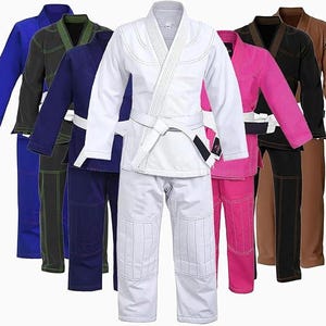 Peut inclure: Cinq uniformes d'arts martiaux de couleurs diff&eacute;rentes, dont bleu, vert, blanc, rose et marron. Les uniformes sont tous faits d'un tissu l&eacute;ger et pr&eacute;sentent un design traditionnel.