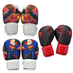 Puede incluir: Cuatro pares de guantes de boxeo. Dos pares presentan a Superman, con diseños azules, rojos y amarillos. Los otros dos pares presentan a Spider-Man, con diseños rojos y negros. Todos los guantes tienen correas blancas para la muñeca y están etiquetados como "4-Oz."