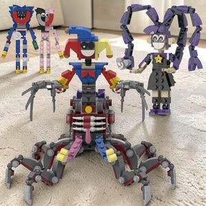 Puede incluir: Una colección de figuras de juguete coloridas construidas con bloques entrelazados. Las figuras incluyen un monstruo azul y rojo, un personaje rosa y negro, una figura de bufón y una niña con cabello morado. Las figuras están dispuestas sobre una superficie clara.