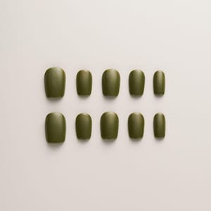 Può includere: Dieci unghie finte ovali di colore verde oliva.
