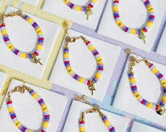 Pulsera de cuentas de arcilla con cruz y corazón dorados / Joyería hecha a mano