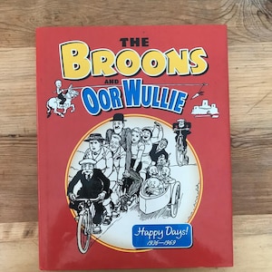 Pode incluir: Uma capa de livro vermelha com o título "The Broons and Oor Wullie Happy Days! 1936-1969". A capa apresenta uma ilustração em preto e branco de um grupo de pessoas a andar de bicicleta e triciclo.