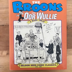 Pode incluir: Uma capa de banda desenhada vintage com uma ilustração de banda desenhada de um grupo de pessoas a celebrar com um bolo e velas. O título da banda desenhada é "The Broons and Oor Wullie: A Rare Treat".
