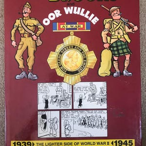 Pode incluir: Uma capa de livro vermelha com o título "The Broons and Oor Wullie at War" em letras amarelas. A capa apresenta dois personagens de desenhos animados em uniformes militares, um com kilt e o outro com um boné. A capa do livro também inclui uma tira de quadrinhos em preto e branco com o texto "For Glebe Street and the Empire".