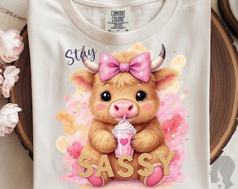 Stay Sassy ハイランド牛 PNG、ピンクのリボンシャツデザイン、ウエスタン昇華プリント、面白い農場Tシャツ