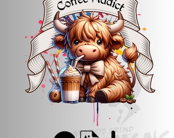 Pode incluir: Uma ilustração gráfica de uma vaca Highland castanha e felpuda com uma gravata borboleta, bebendo de um copo de plástico com chantilly e uma palhinha. Atrás da vaca há uma fita branca com o texto Coffee Addict e salpicos de tinta colorida.