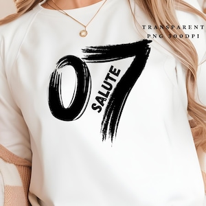 Puede incluir: Una sudadera blanca con un diseño de pinceladas negras que dice "07 SALUTE" en la parte delantera.