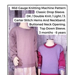 以下が含まれることがあります： 子供用のニットセーター2枚。1枚は薄いパープルで、袖に赤いストライプが入っています。もう1枚は薄いブラウンです。セーターは、スカートとショートパンツを履いたマネキンに着せられています。画像のテキストは次のとおりです。「Mid-Gauge Knitting Machine Pattern Classic Drop Sleeve. DK/Double Knit/Light/3. Garter Stitch Hems And Neckband. Buttoned Neck Opening. Top Down Sleeve. 3 months - 6 years」