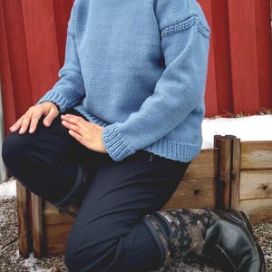 編み機パターン。梳毛糸で編んだドロップショルダーの大人用クルーネックプルオーバー。