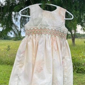 Baby ärmellos gesmoktes Kleid und Windelabdeckung Schnittmuster.  Gefüttert Mieder und zurück Snap Öffnung .   Alter 0 - 18 Monate.