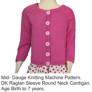 以下が含まれることがあります： 丸首とラグラン袖のピンクのニットカーディガン。カーディガンはボタン留めになっており、子供用です。画像の下には「Mid-Gauge Knitting Machine Pattern. DK Raglan Sleeve Round Neck Cardigan. Age Birth to 7 years.」というテキストが印刷されています。