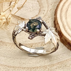 Runder Moosachat Zweigring in der Natur, ungewöhnlicher Rindenahornblattring, einzigartiger Zweigring, rustikaler Frauenring, Zweigring für Frauen