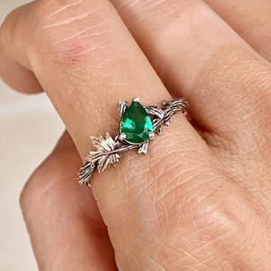 Personalisierter Zweigring aus Sterlingsilber, natürliches Smaragd Ahornblattband, Vintage einzigartiger Zweigring für Frauen, handgeschnitzter Baummusterring