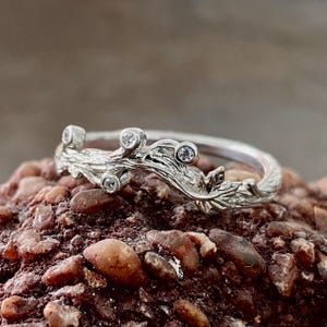 Sterling silver branch leaf white crystal engagement ring, vine leaf women&#39;s band, Woodbark ring with leaf, branch ring with stone