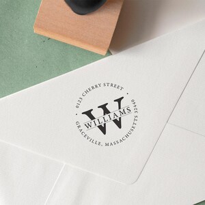 Klassieke adresstempel met monogram, gepersonaliseerde adresstempel voor kaarten en cadeaus, zelfinktende stempel of rubberstempel