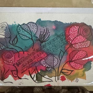Könnte beinhalten: Aquarellmalerei von stilisierten Blumen mit weißen Punkten auf einem rosa, grünen und blauen Hintergrund. Die Blumen sind in Schwarz umrandet und haben ein Notenmuster im Hintergrund.