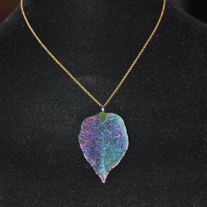 Collana foglia fatta a mano - Collana in metallo anodizzato - Collana unica - Collana delicata arcobaleno