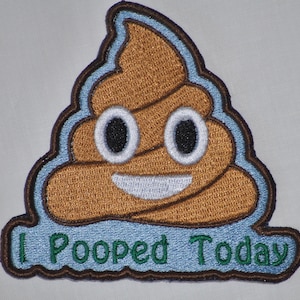 Peut inclure: Patch brodé avec un emoji caca brun avec un sourire et des yeux blancs. Le texte "I Pooped Today" est écrit en vert sur un fond bleu clair.