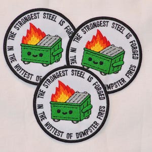 Puede incluir: Tres parches circulares con el texto "THE STRONGEST STEEL IS FORGED IN THE HOTTEST OF DUMPSTER FIRES." Cada parche presenta un contenedor de basura verde con una cara sonriente y llamas.