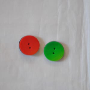7/8 inch Rot und Grüne Knöpfe - Set von 2 - Handgemachte einzigartige Knöpfe