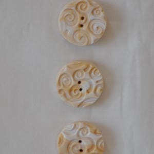 7/8 inch gouden, crèmekleurige en witte gekrulde knopen - set van 3"