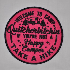 Parche de bienvenida al Campamento Quitcherbitchin - Parche grande de 10 cm - Parche termoadhesivo/para coser - Fondo personalizado - Parche "Take a Hike" - Parche de camping