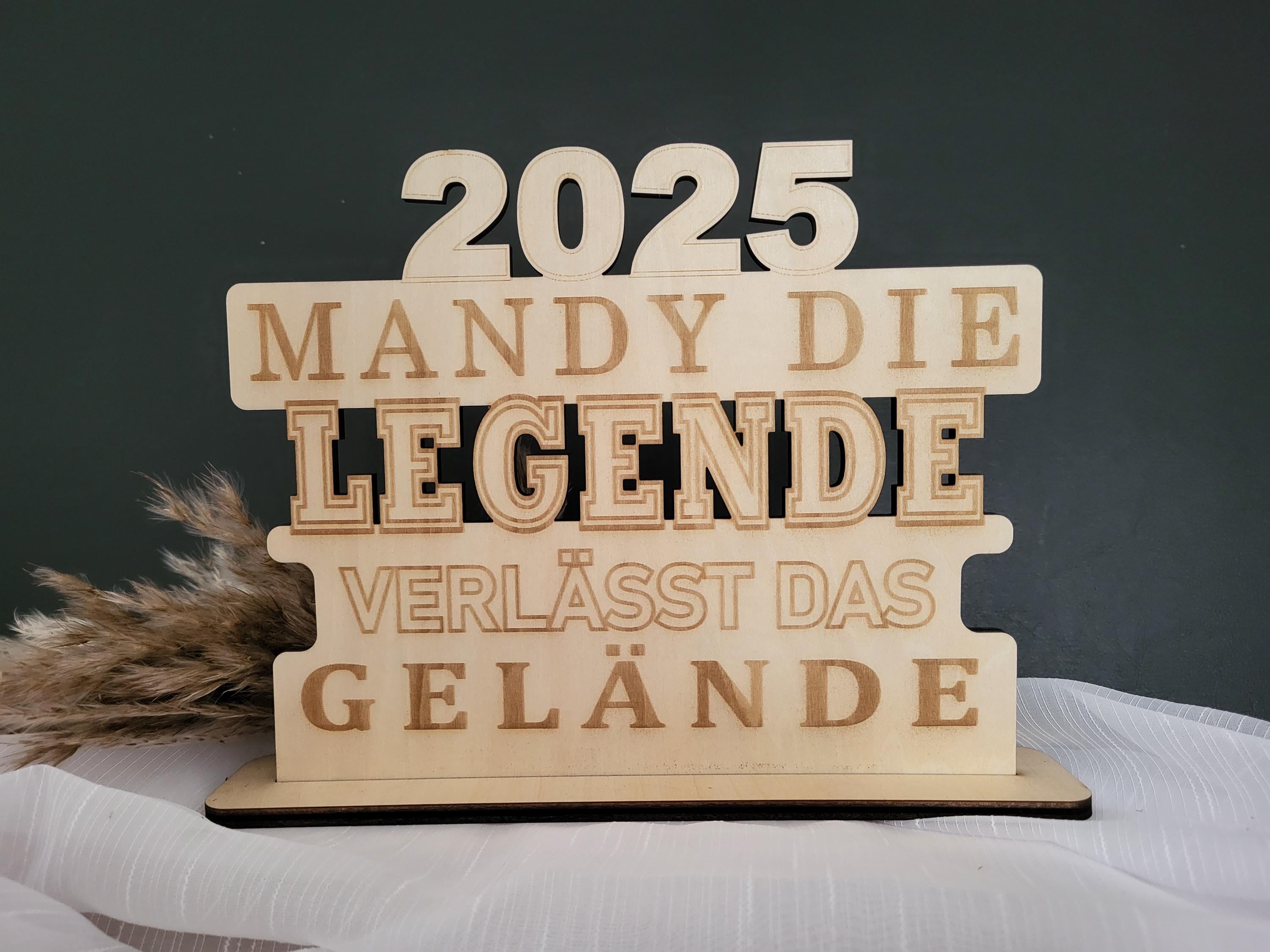 LED Glaskuppel Mit Spruch „Rentnerin 2025 – Eine Echte Legende Verlässt Das Gelände“, Mit Holzfuß, Geschenk Zur Rente